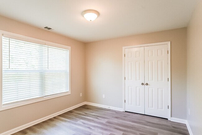 Building Photo - 900 Terrace Mill Dr