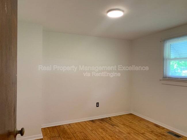 Building Photo - 410 W Watson St