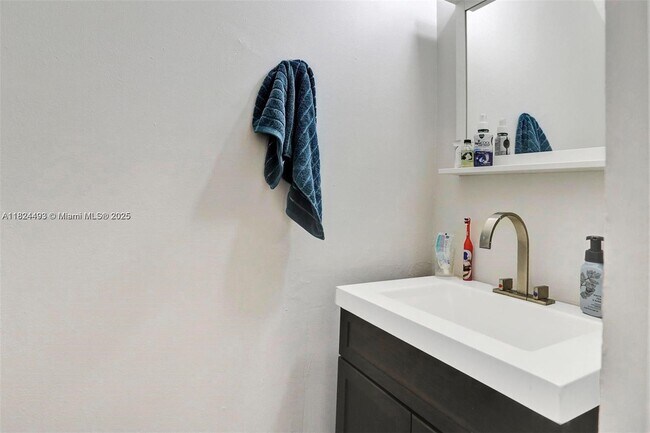 Building Photo - 10540 SW 154th Ct