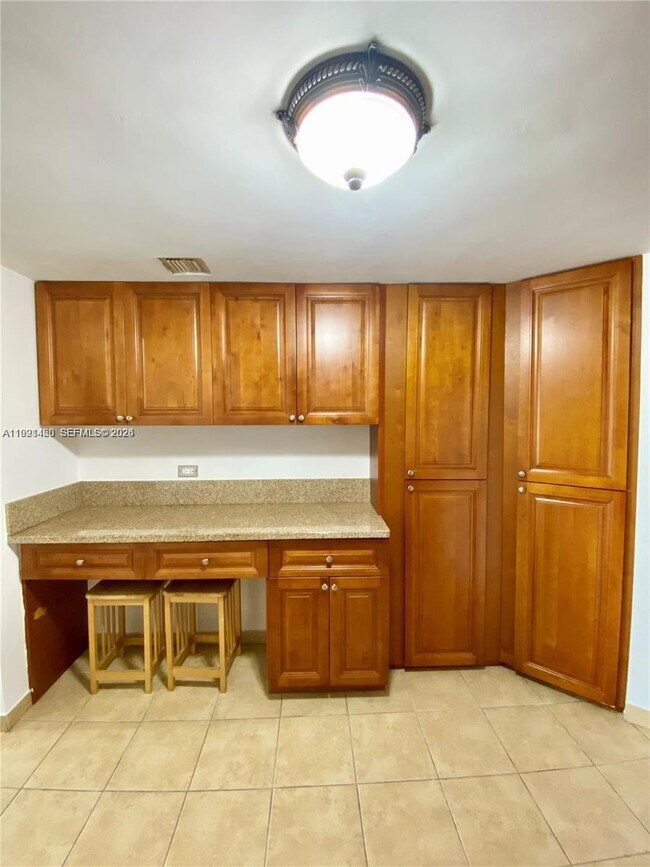 Building Photo - 905 Brickell Bay Dr