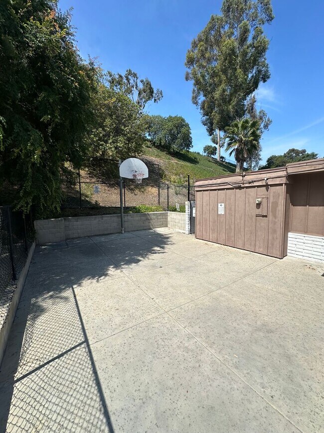 Building Photo - Beautiful 2BR/1BA two story condominium of...
