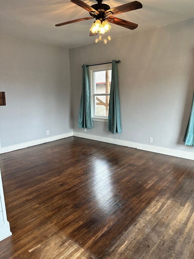 Building Photo - EK1-TFS