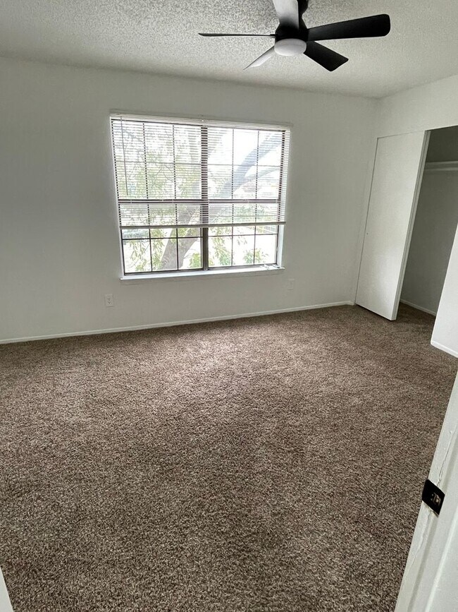 Building Photo - 3 BEDROOM CONDO BY UNT