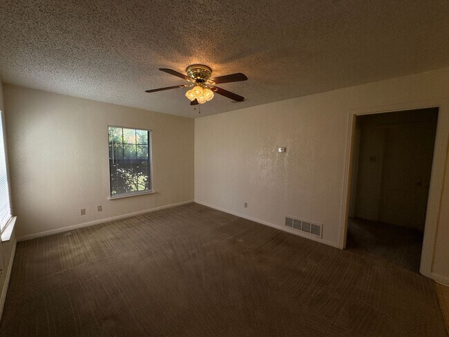 Building Photo - 708-708 Carrie Ave