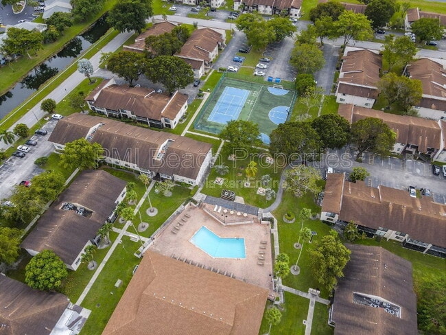 Building Photo - 345 W Laurel Dr