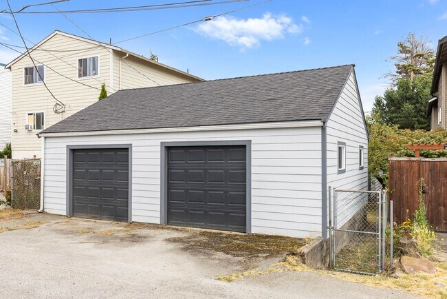 Building Photo - 10325 Midvale Ave N