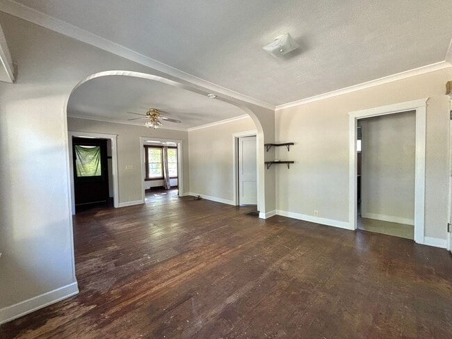 Building Photo - 2 Bedroom 1 Bathroom Home