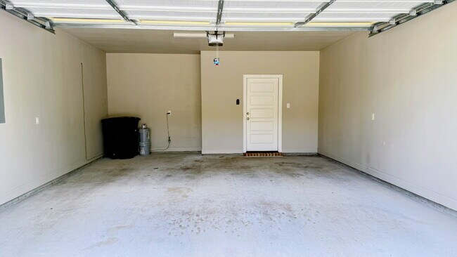 Building Photo - "Charming 3-Bed Townhouse Retreat with 2.5...
