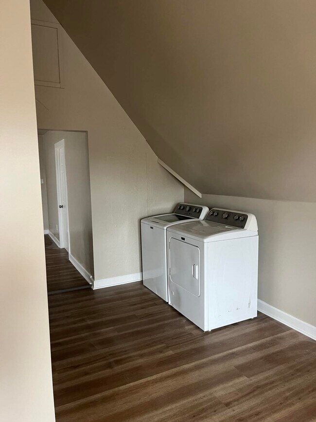 Washer/dryer in unit - 3073 N Pierce St