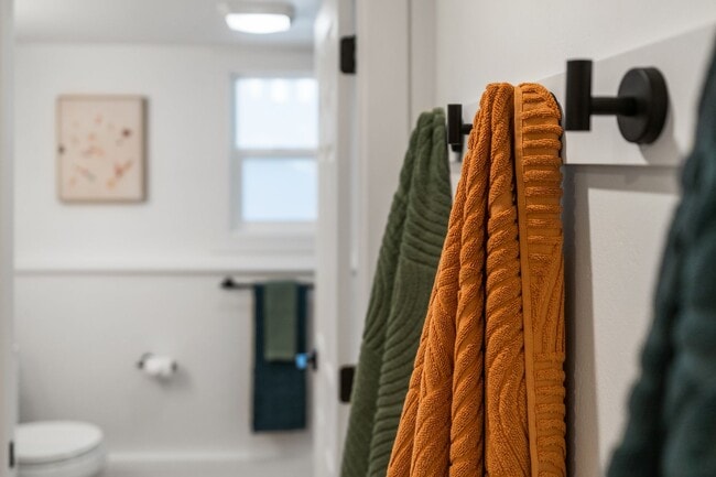 Building Photo - Stylish & Turnkey Furnished 2-BR Daylight Basement Apartment – Utilities + Wi-Fi Included