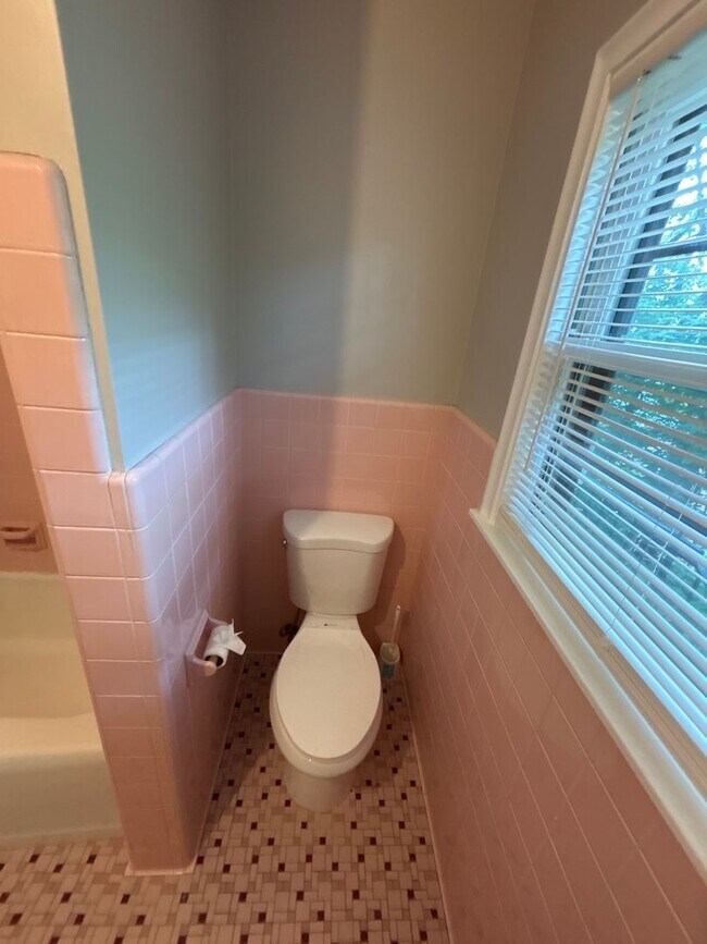 Building Photo - Spacious 4 bedroom 1 bathroom single family home