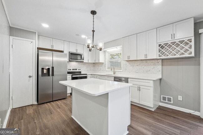 Building Photo - 2419 Greenway Dr