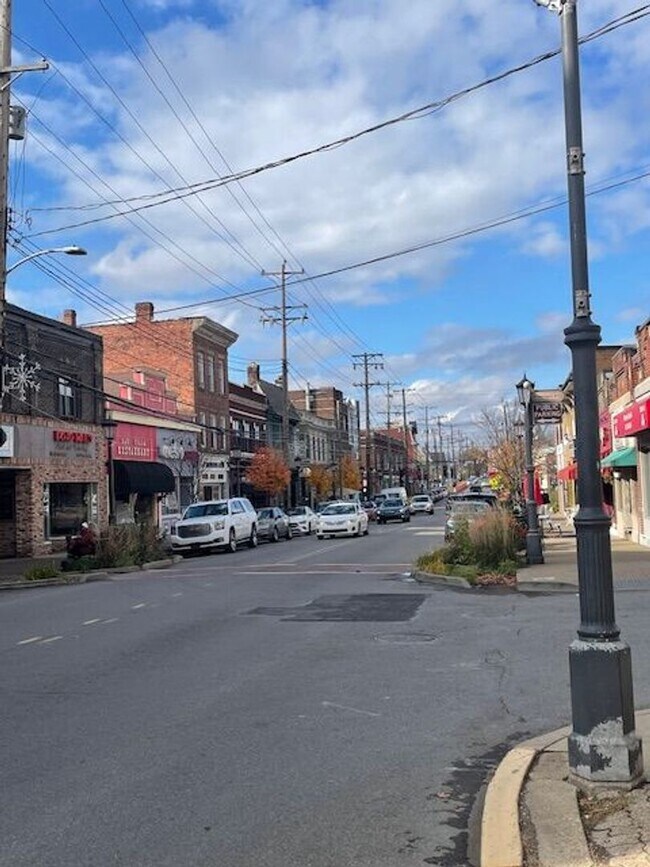 Building Photo - Spacious 1 Bedroom Apartment with Garage Space in the heart of Bellevue!