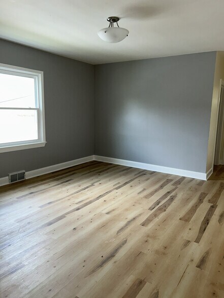 Building Photo - Room in Duplex on Richardson Ave