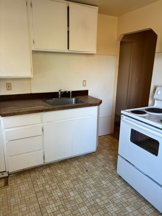 Building Photo - 2 bedroom in 3-plex