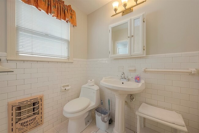 Building Photo - 1558 1/2 Castle Ct