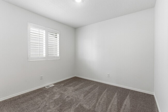 Building Photo - 1334 N Wilhelm Wy