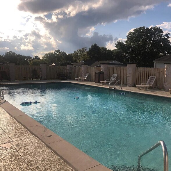 Building Photo - 810 Bellevue Rd