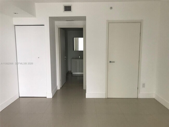 Building Photo - 1300 Brickell Bay Dr