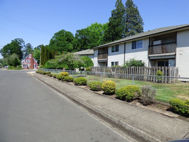 Building Photo - Rent Special: 1/2 Off February's Rent 2 Bedroom 1 Bath Unit NE Salem!