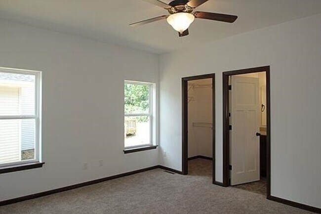 Building Photo - 4 Bedroom Home in Mackinaw Village