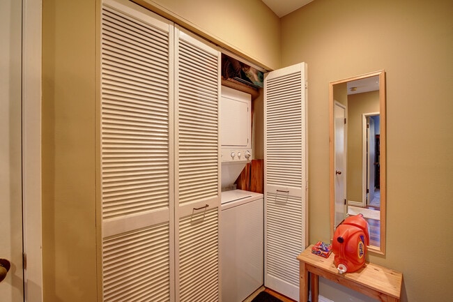 Building Photo - Great Priced Westlake Condo with Electric Car Charger!!! $500 Move-in Special