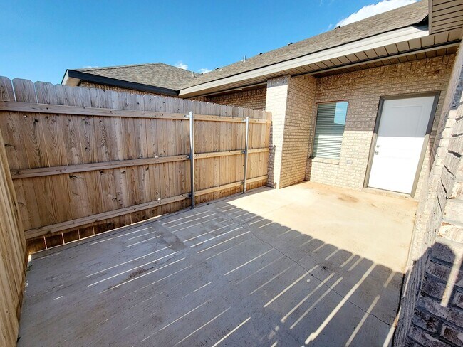 Building Photo - Stunning 3 Bedroom Townhome in Frenship School District