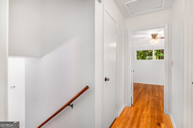 Building Photo - 2563 Beverly Hills Dr