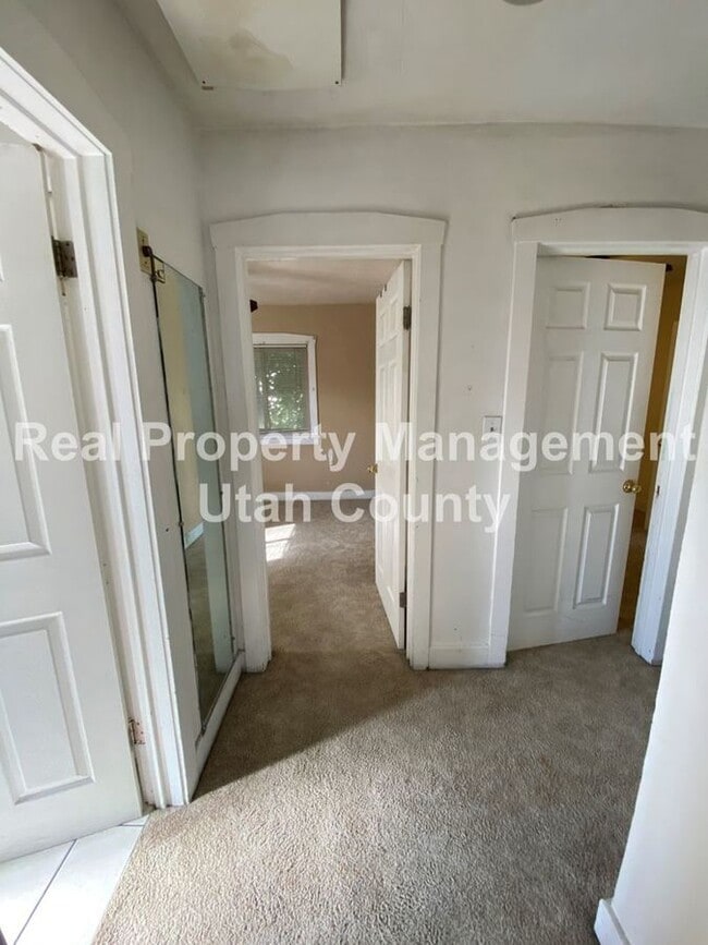 Building Photo - 341 N 400 W St