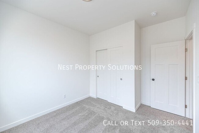 Building Photo - 164 E Montmorency-A