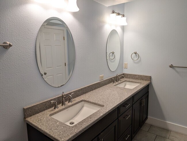 Building Photo - 4 Bed/2.5 Bath Multnomah Village Stunner w...