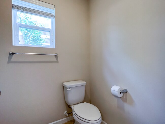 Building Photo - Great 3 Bedroom 2.5 Bathroom Townhouse End Unit!  2 Car Garage  + Washer & Dryer! Near Nike, Inte...