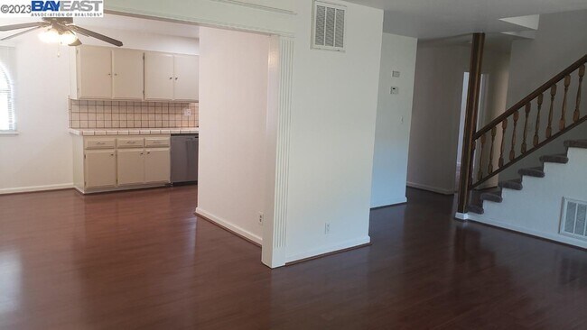 Building Photo - 709 Tamarack Dr