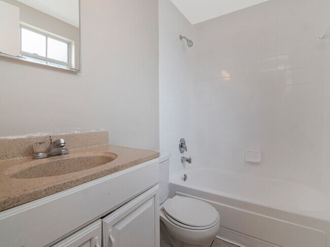 Building Photo - Move-In Ready 1BR/1BA Duplex in Brandon, FL — $1,295/Month, Across from Brandon Mall