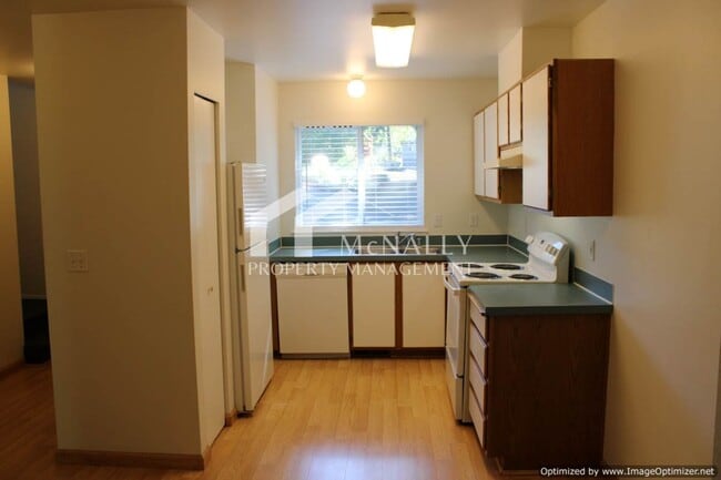 Building Photo - 2 Bedroom, 1.5 Bathroom Townhouse in Port ...