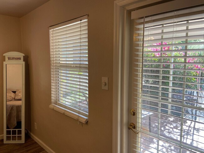 Building Photo - 2/2 single family house with big yard near downtown and beach!
