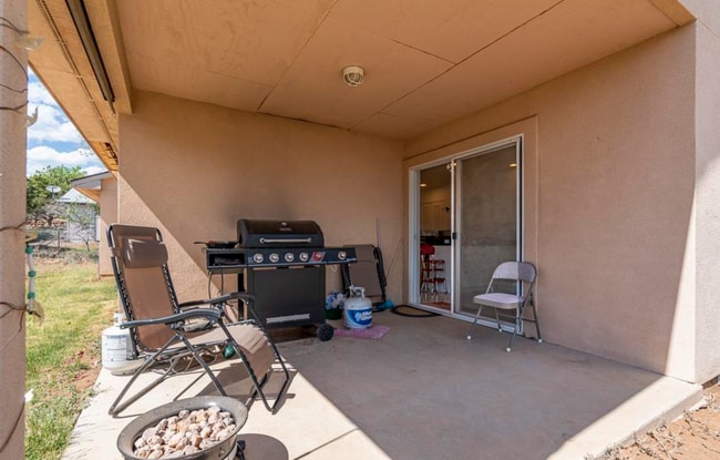 Building Photo - Three Bedroom Bayfield House Available for...