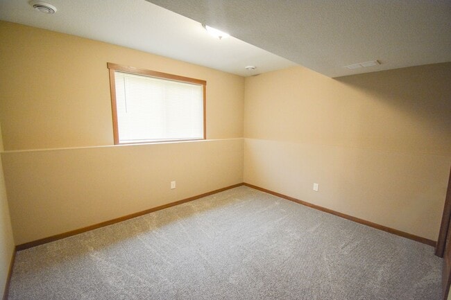 Building Photo - Beautiful and Spacious 4 Bedroom 3 Bath Av...