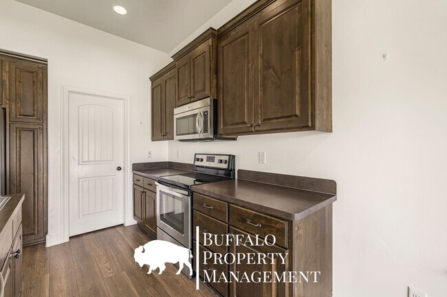 Building Photo - 4211 Roy Cir