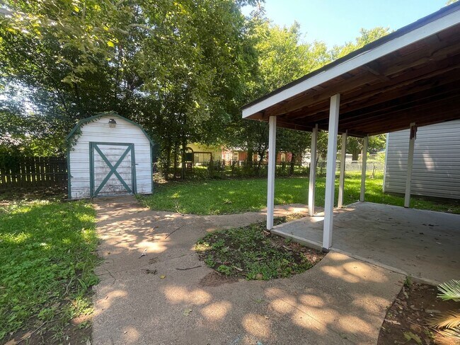 Building Photo - 1020 Wanda Dr