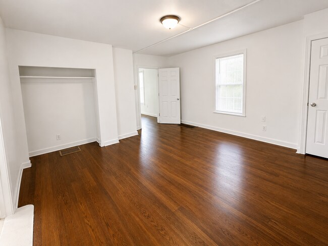 Building Photo - Move-In Ready 2 Bedroom Home with Private Fenced Backyard
