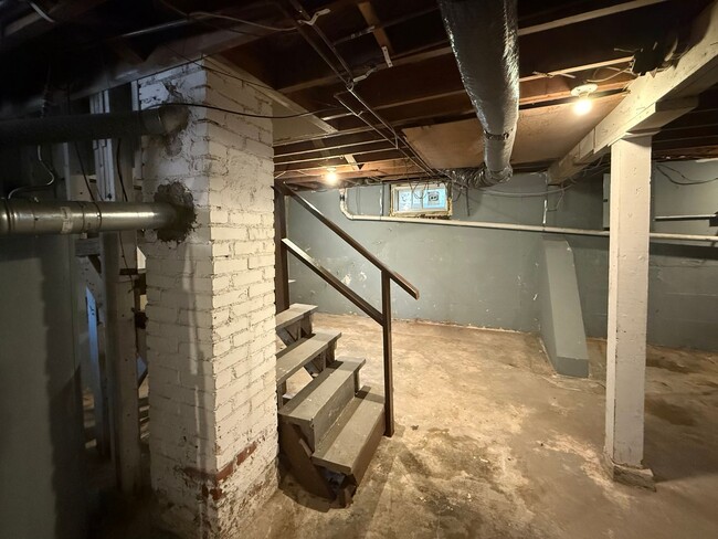 Building Photo - 716 S Broadview St