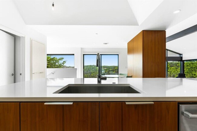 Building Photo - 911 Redbud Trail