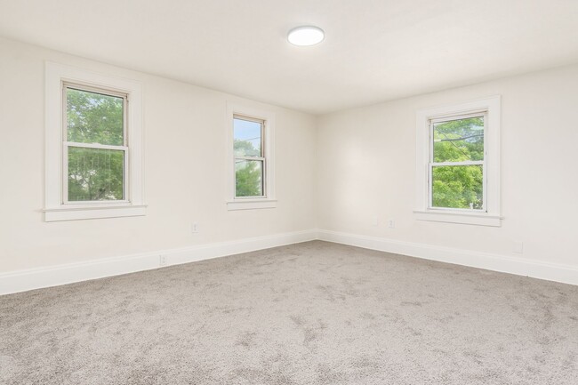 Building Photo - 479 Siebert St