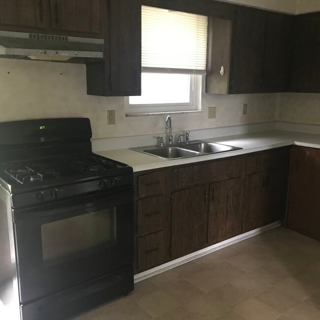 Kitchen with gas stove/oven/refrigerator - 1443 Maple Dr