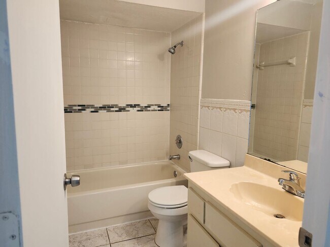 Building Photo - Single Family 3 bedroom 2 bath Must See