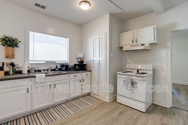 Building Photo - 1954 Manila Ave