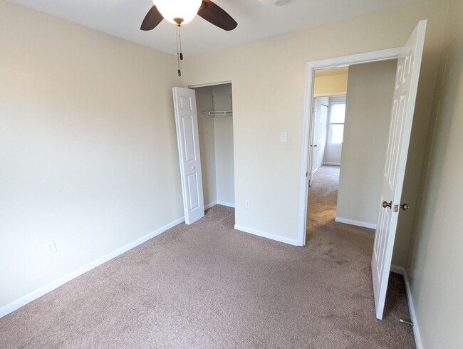 Building Photo - Beautifully maintained townhouse in Freder...