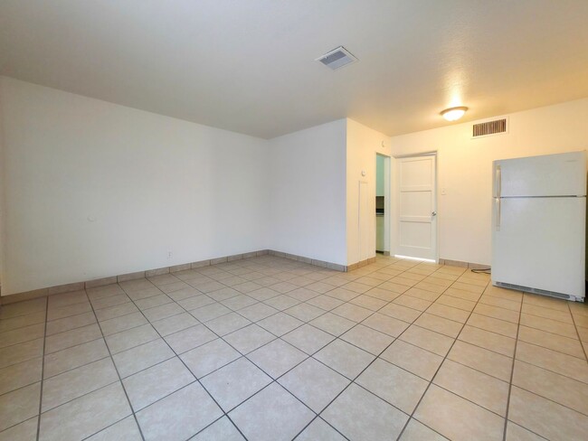 Building Photo - Cozy 1 bedroom 1 bathroom apartment available for lease in Yuma, AZ!