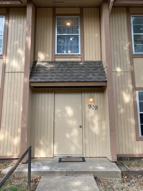 Entryway to 2nd floor condo. - 4715 SE Adams Blvd